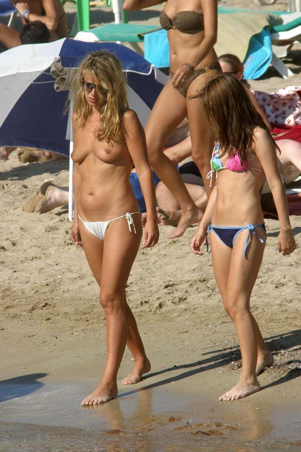 10P Jade Jagger entblößt ihre Titten und ihren Arsch am Strand und unterm Rock im Auto