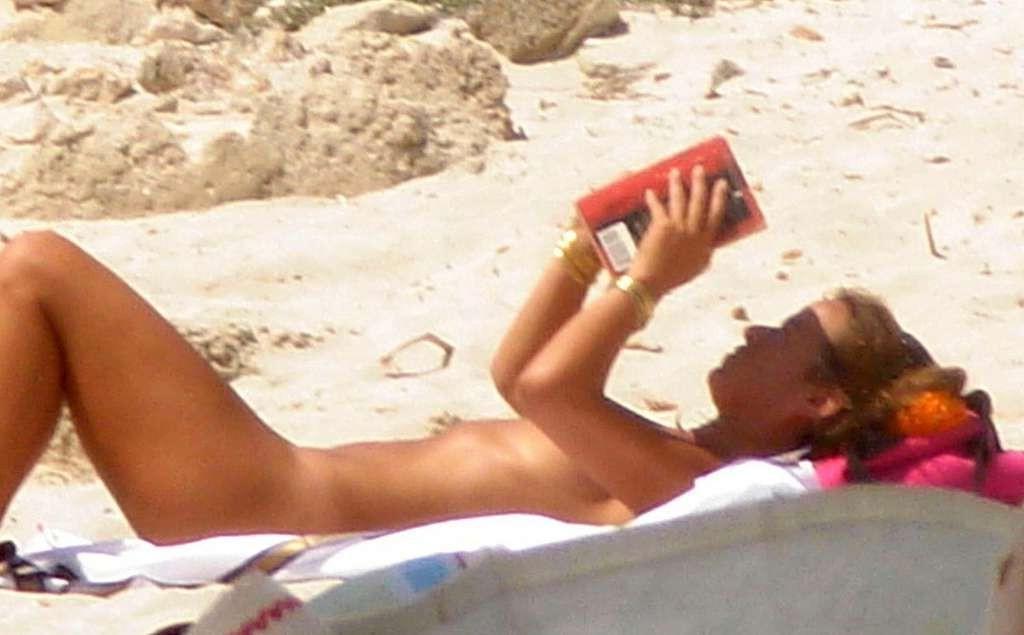 10P Jade Jagger entblößt ihre Titten und ihren Arsch am Strand und unterm Rock im Auto