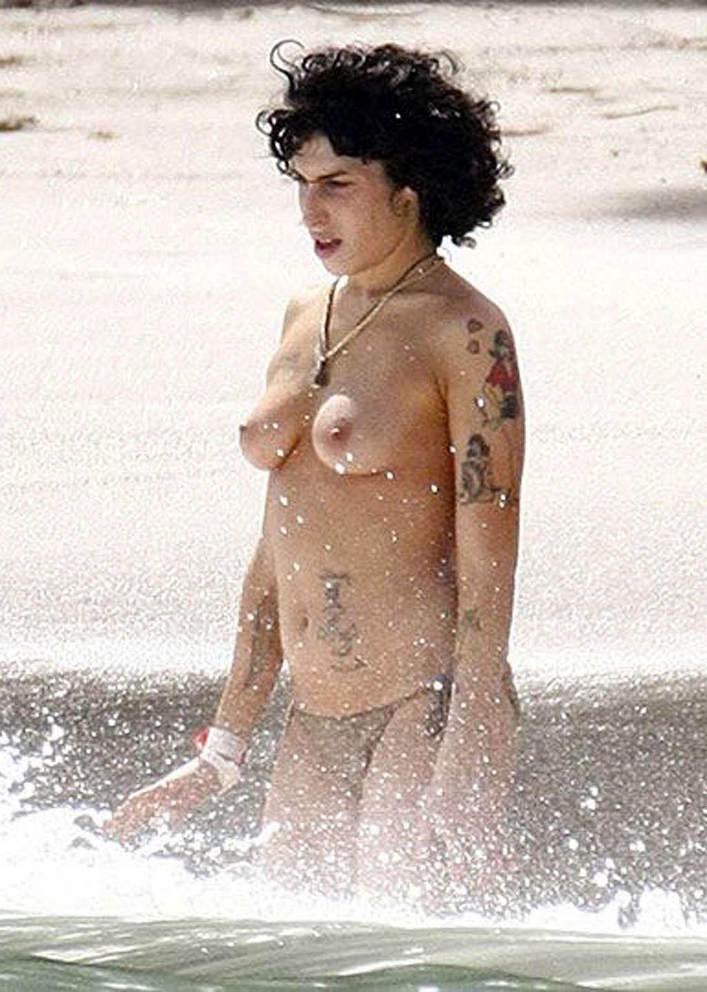 10P Amy Winehouse upskirt and nipple slip in car and showing her tits on beach papar