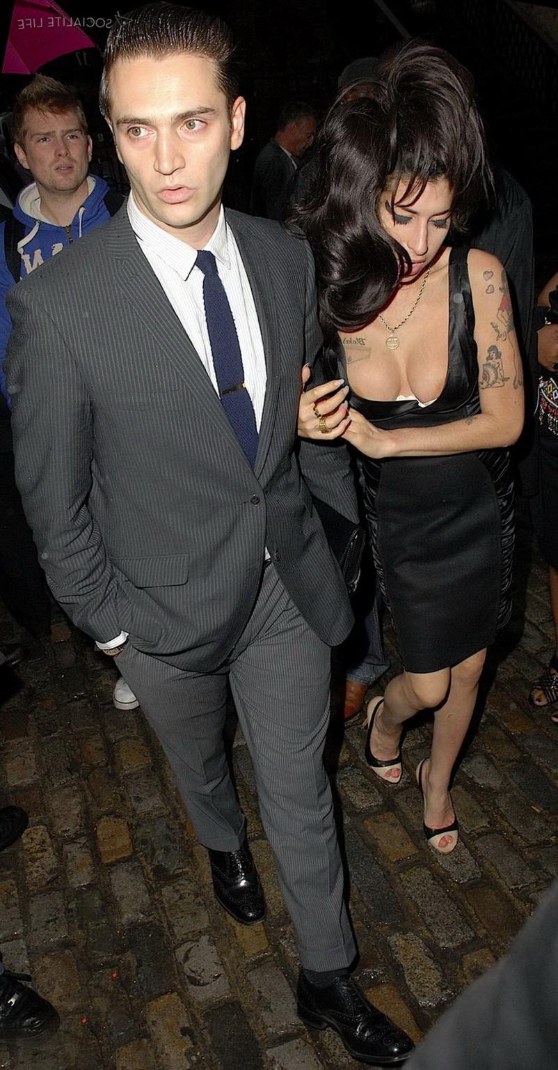 16P Amy Winehouse nip slip  upskirt leaving a car outside Shaka Zulu restaurant
