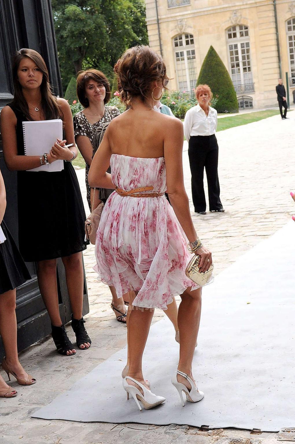 16P Jessica Alba almost upskirt in car and leggy paparazzi shoots