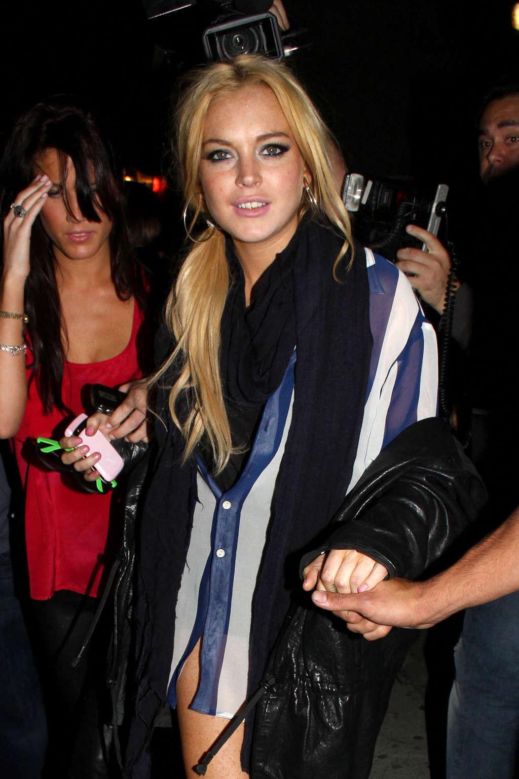 16P Lindsay Lohan en mini-jupe et jupe haute en voiture et seins nus.