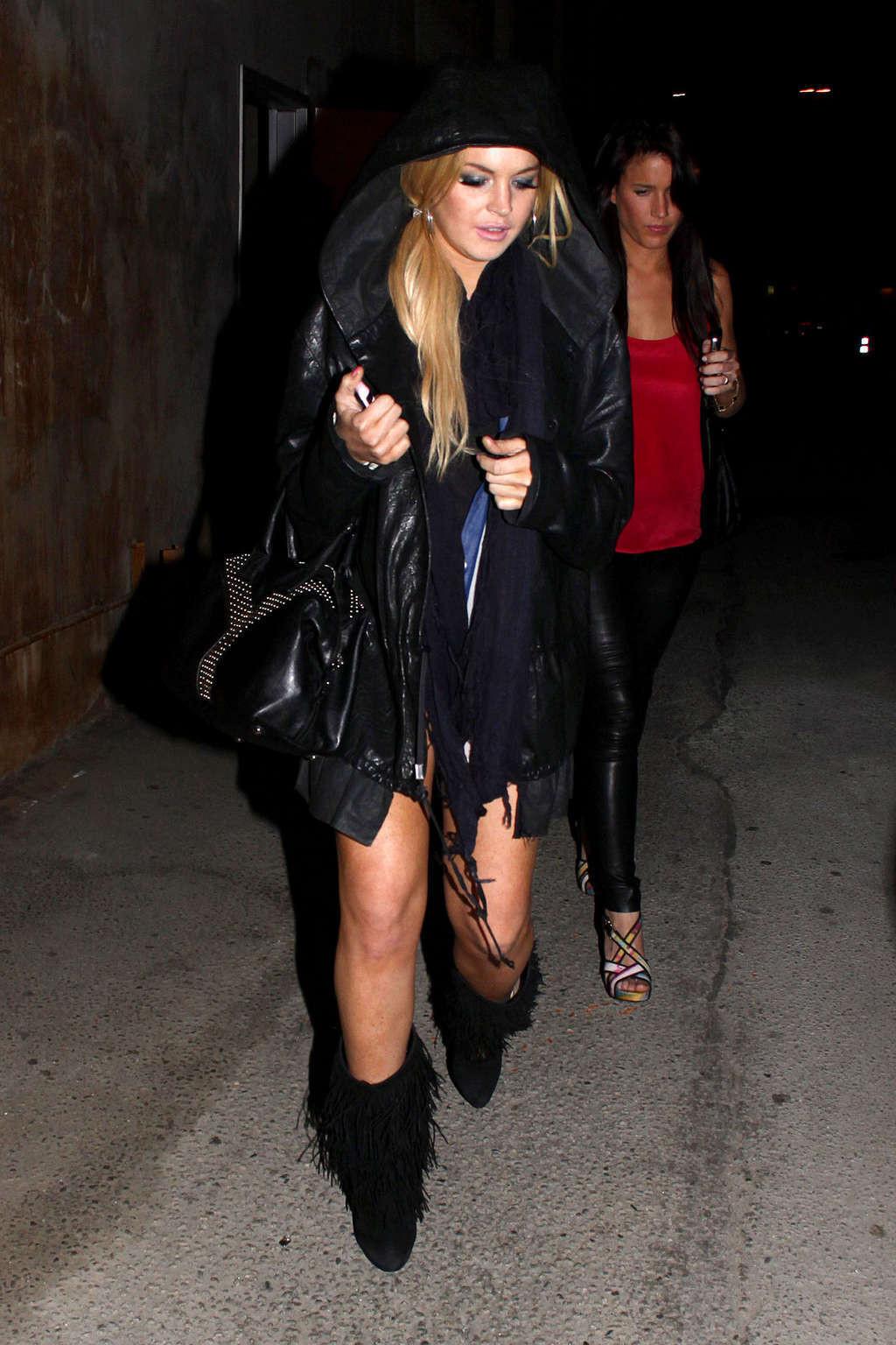 16P Lindsay Lohan en mini-jupe et jupe haute en voiture et seins nus.