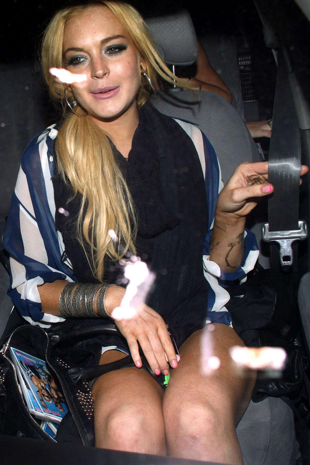16P Lindsay Lohan en mini-jupe et jupe haute en voiture et seins nus.