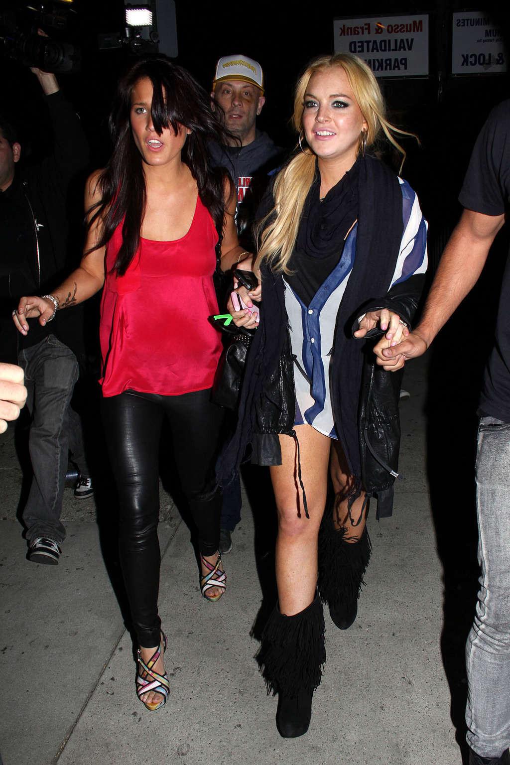 16P Lindsay Lohan en mini-jupe et jupe haute en voiture et seins nus.