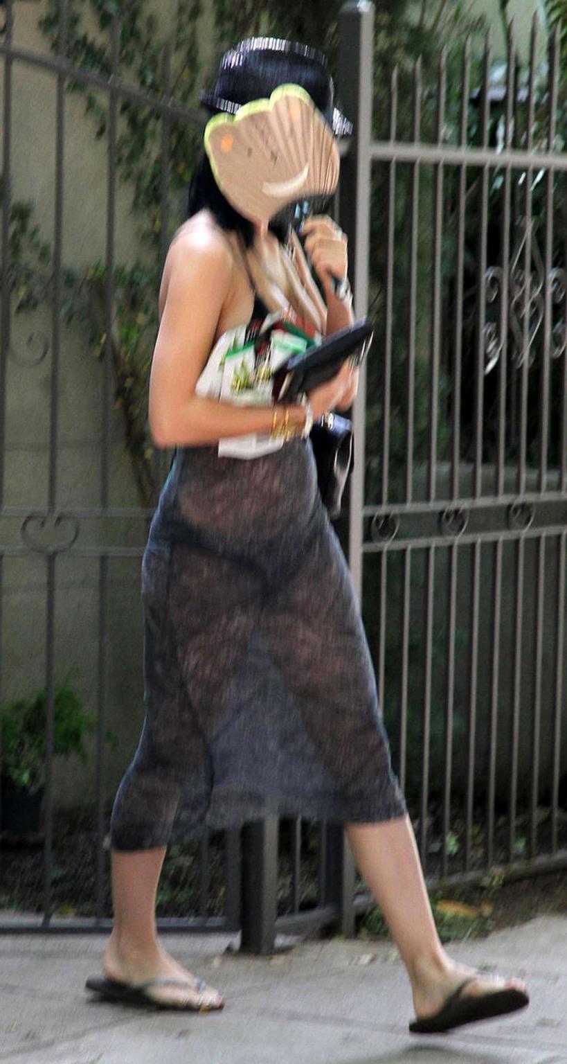16P Katy Perry very leggy and flash panties upskirt in car