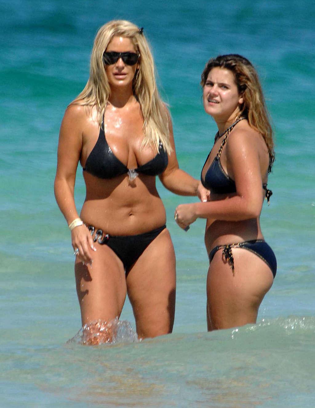 16P Kim Zolciak flashing her shaved pussy upskirt in car paparazzi shoots