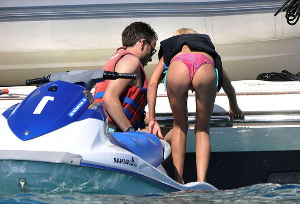 16P Tara Reid showing her panties upskirt in car paparazzi shoots