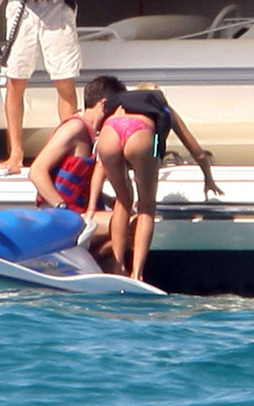 16P Tara Reid showing her panties upskirt in car paparazzi shoots