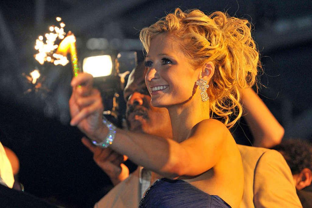 10P Paris Hilton flashing her bare ass while partying and show pussy and tits