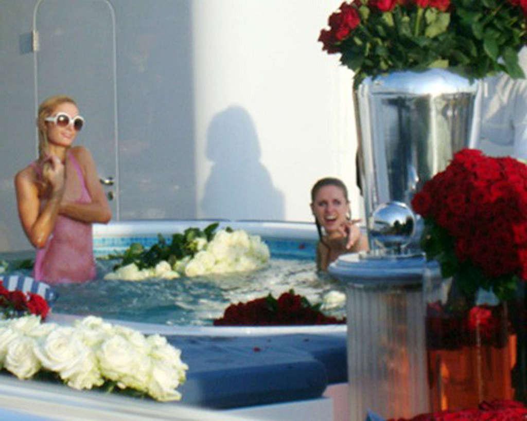 10P Paris Hilton flashing her bare ass while partying and show pussy and tits