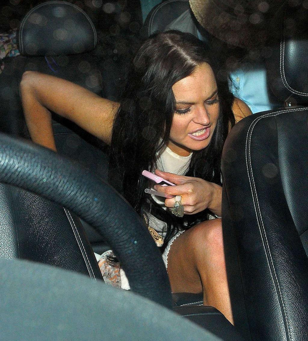 16P Lindsay Lohan show panties upskirt in car and posing topless