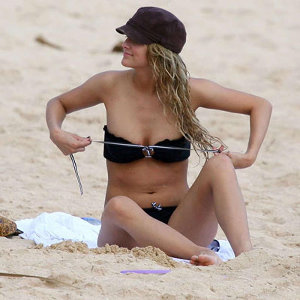 16P Ashlee Simpson upskirt in car oops paparazzi pictures