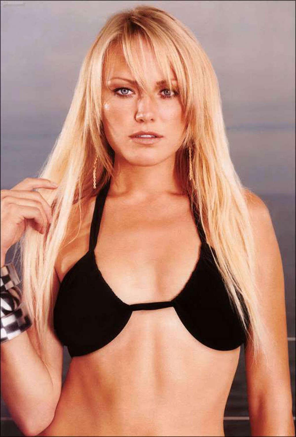 10P Malin Akerman revealing her nice big tits and upskirt in car