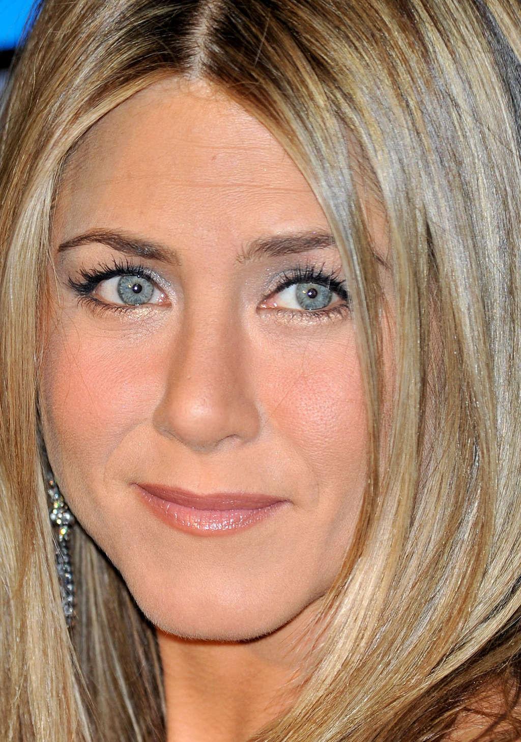 16P Jennifer Aniston leggy in mini skirt and upskirt while exit from car
