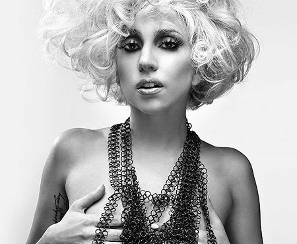 10P Lady Gaga upskirt in car and showing her tits in photoshoot