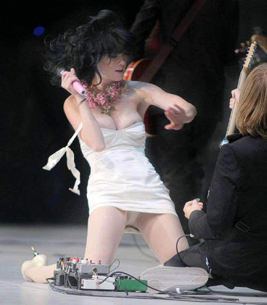 10P Katy Perry upskirt in car and very leggy in mini skirt paparazzi pictures