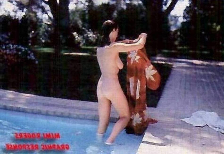 15P big boob actress Mimi Rogers shows off her hooters