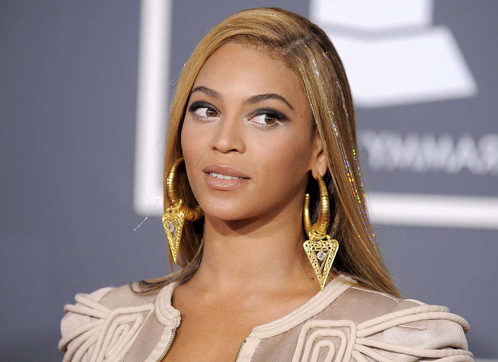 10P Beyonce Knowles nice upskirt in car paparazzi pictures and great legs on stage