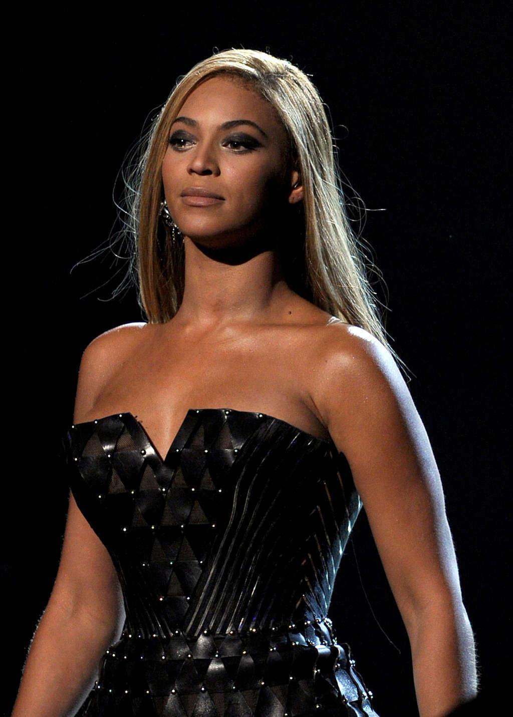 10P Beyonce Knowles nice upskirt in car paparazzi pictures and great legs on stage