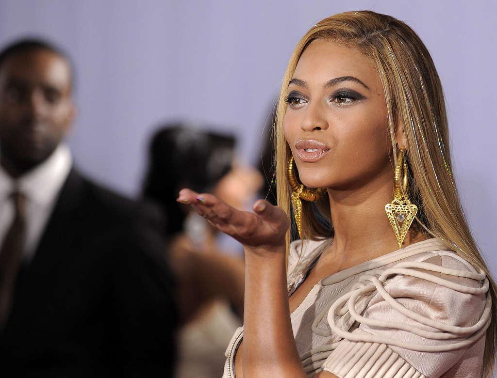 10P Beyonce Knowles nice upskirt in car paparazzi pictures and great legs on stage