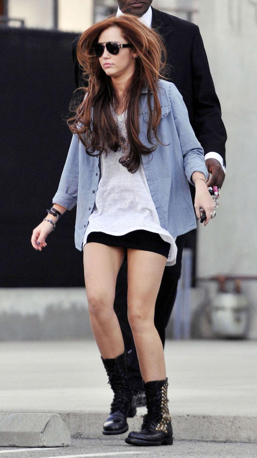 10P Miley Cyrus upskirt in car paparazzi pictures and very leggy in mini skirt