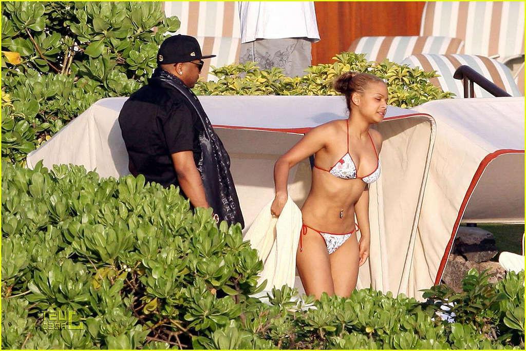 16P Christina Milian exposing her pussy upskirt in car paparazzi pictures