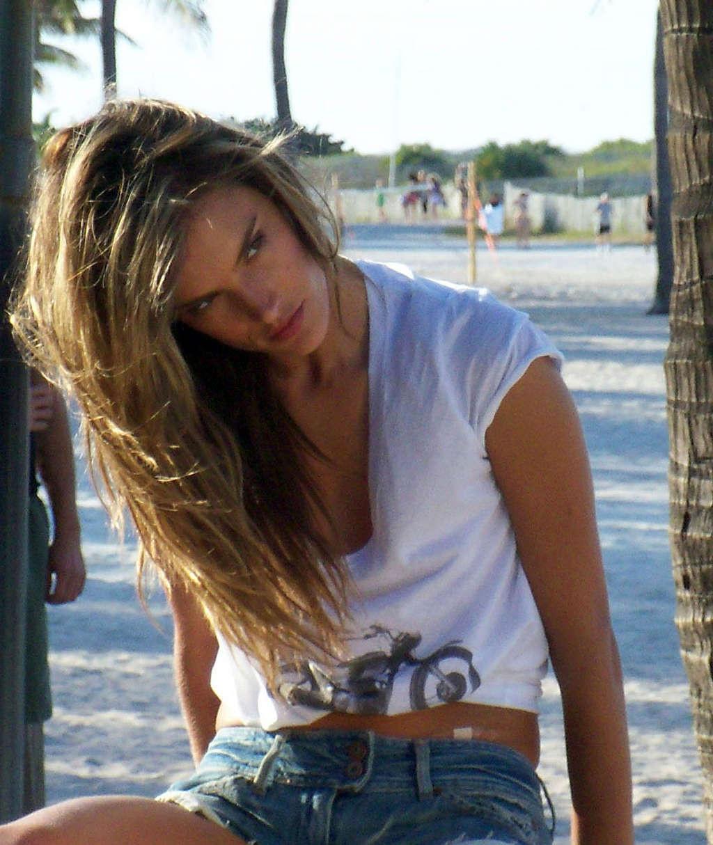 16P Alessandra Ambrosio posing with roller blades and upskirt in car