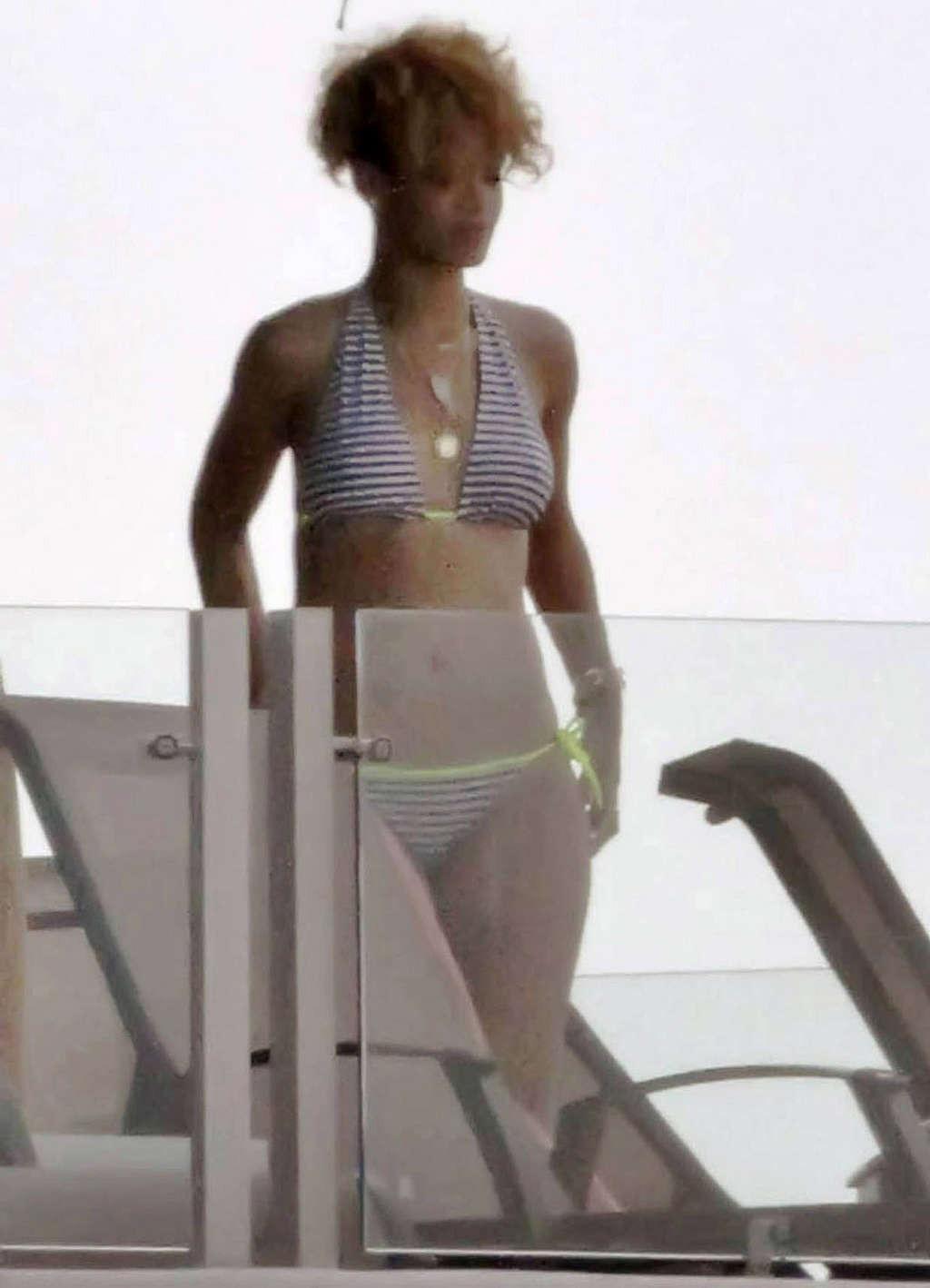 16P Rihanna showing perfect body and sexy ass in bikini on yaht