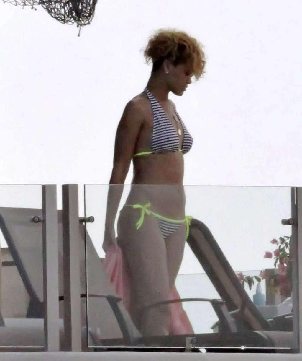16P Rihanna showing perfect body and sexy ass in bikini on yaht