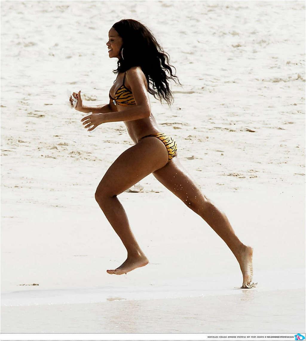 16P Rihanna showing perfect body and sexy ass in bikini on yaht