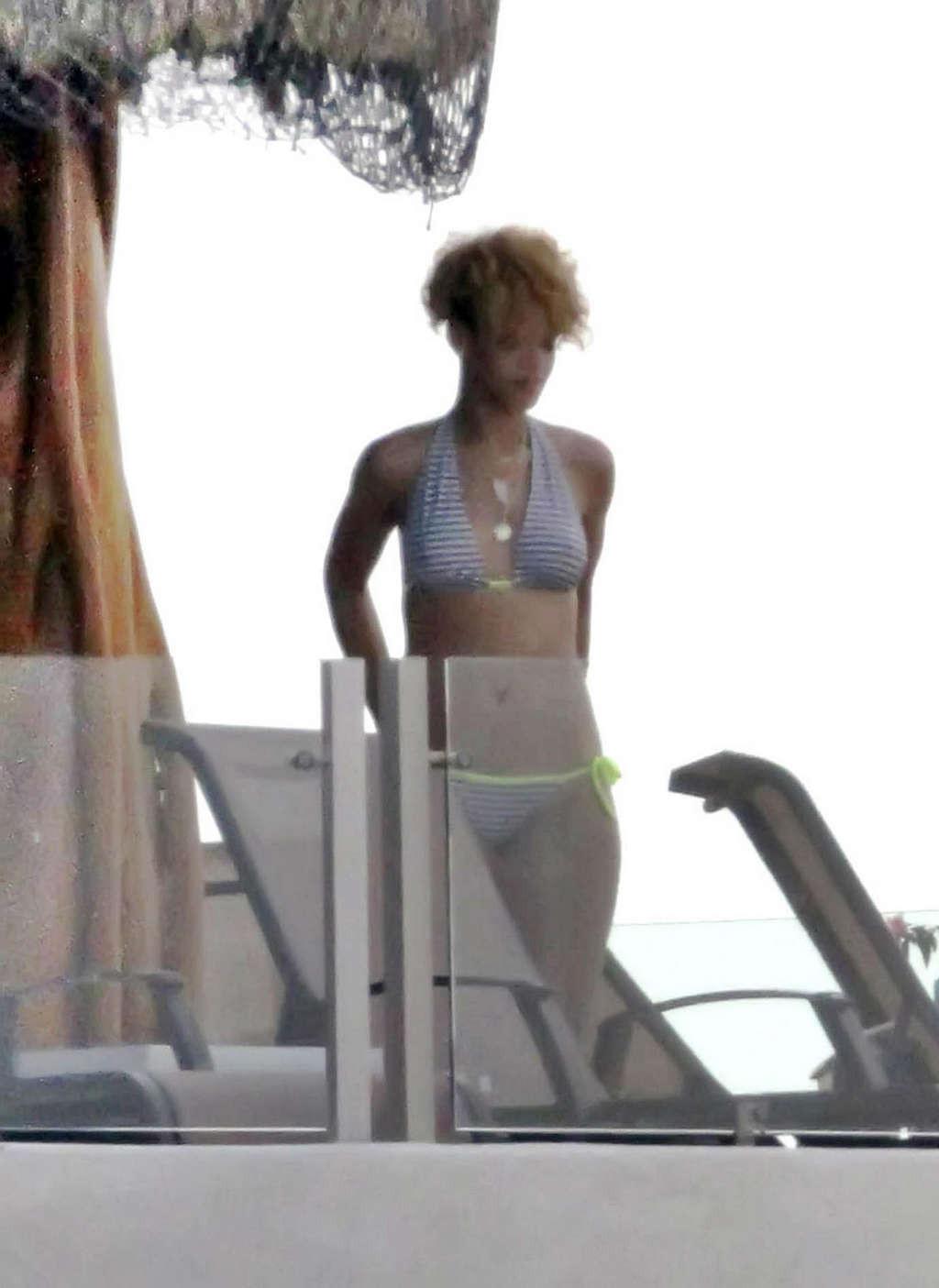 16P Rihanna showing perfect body and sexy ass in bikini on yaht