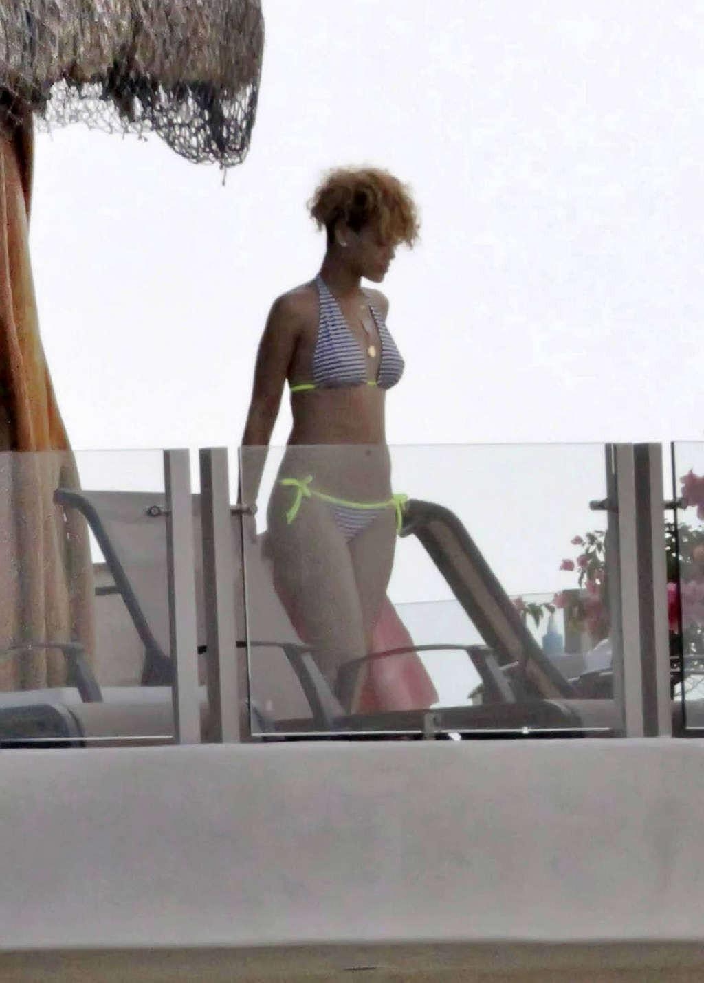 16P Rihanna showing perfect body and sexy ass in bikini on yaht
