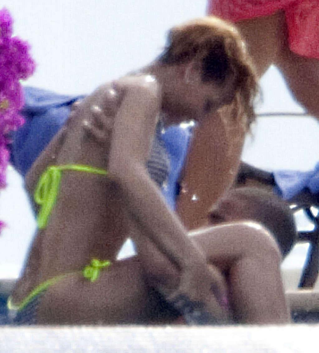 16P Rihanna showing perfect body and sexy ass in bikini on yaht