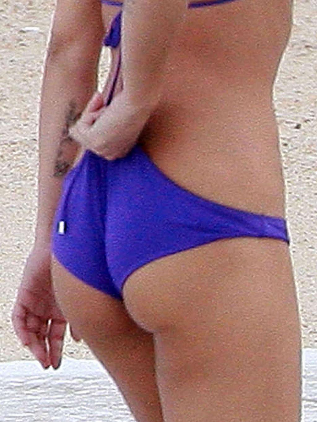 16P Elisabetta Canalis enjoying on beach and showing perfect body and sexy ass in bl
