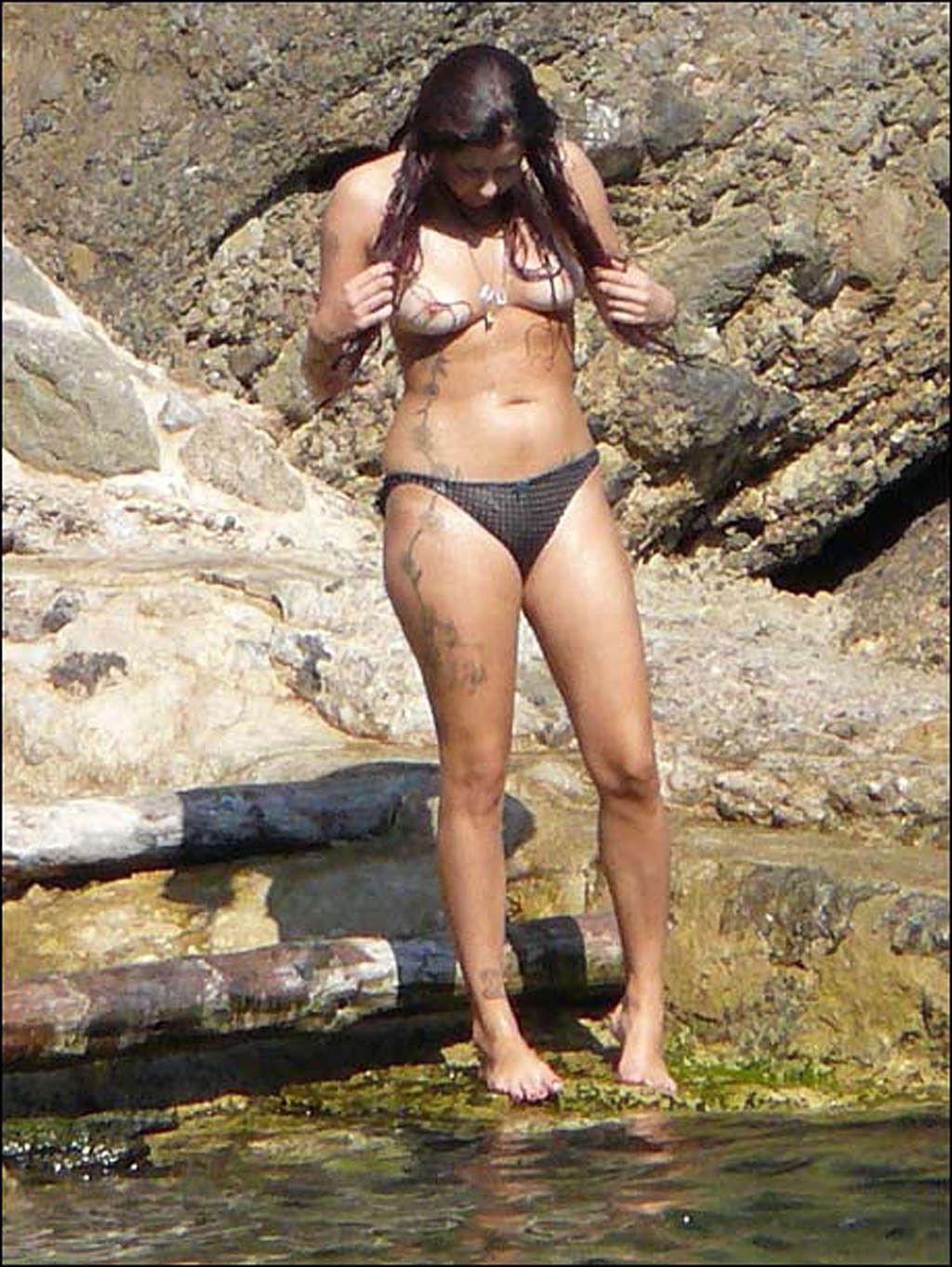 16P Peaches Geldof exposing her nice big tits and upskirt in car