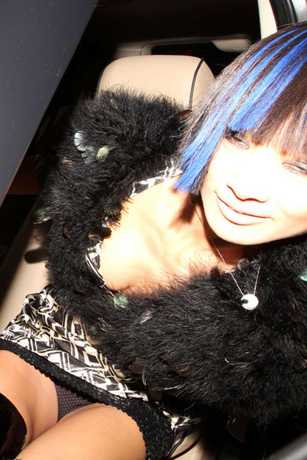 16P Bai ling upskirt en el auto y posando en fotos de paparazzi con botas fóllame
