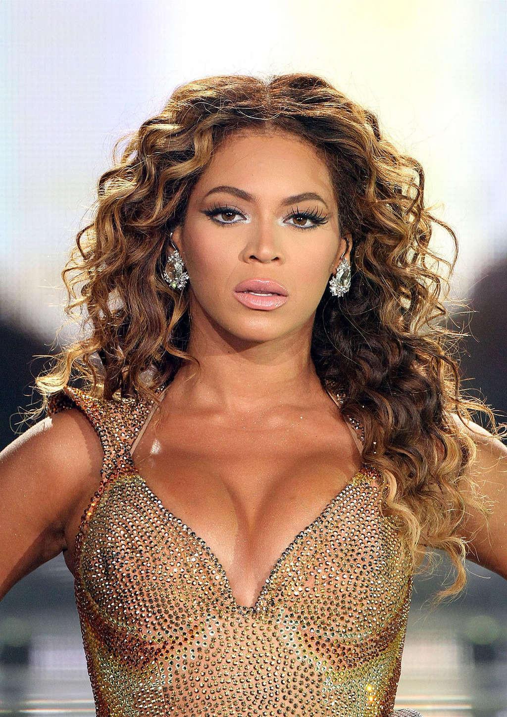 10P Beyonce Knowles exposing her nice shaved pussy upskirt in car paparazzi pictures