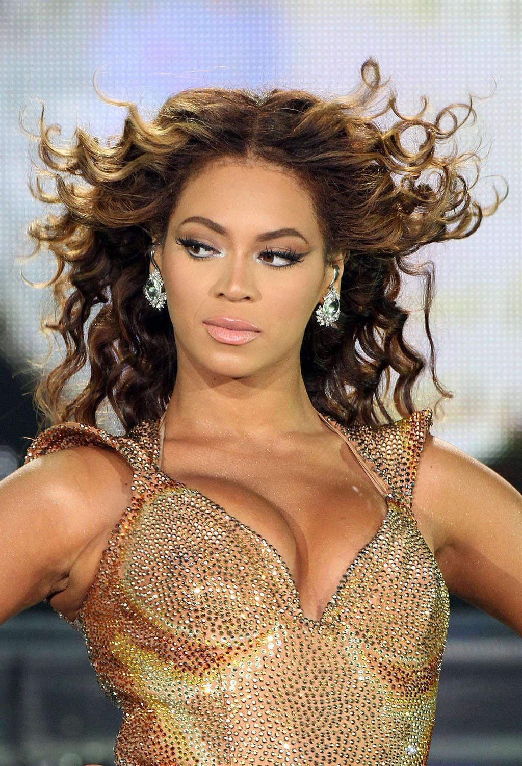 10P Beyonce Knowles exposing her nice shaved pussy upskirt in car paparazzi pictures