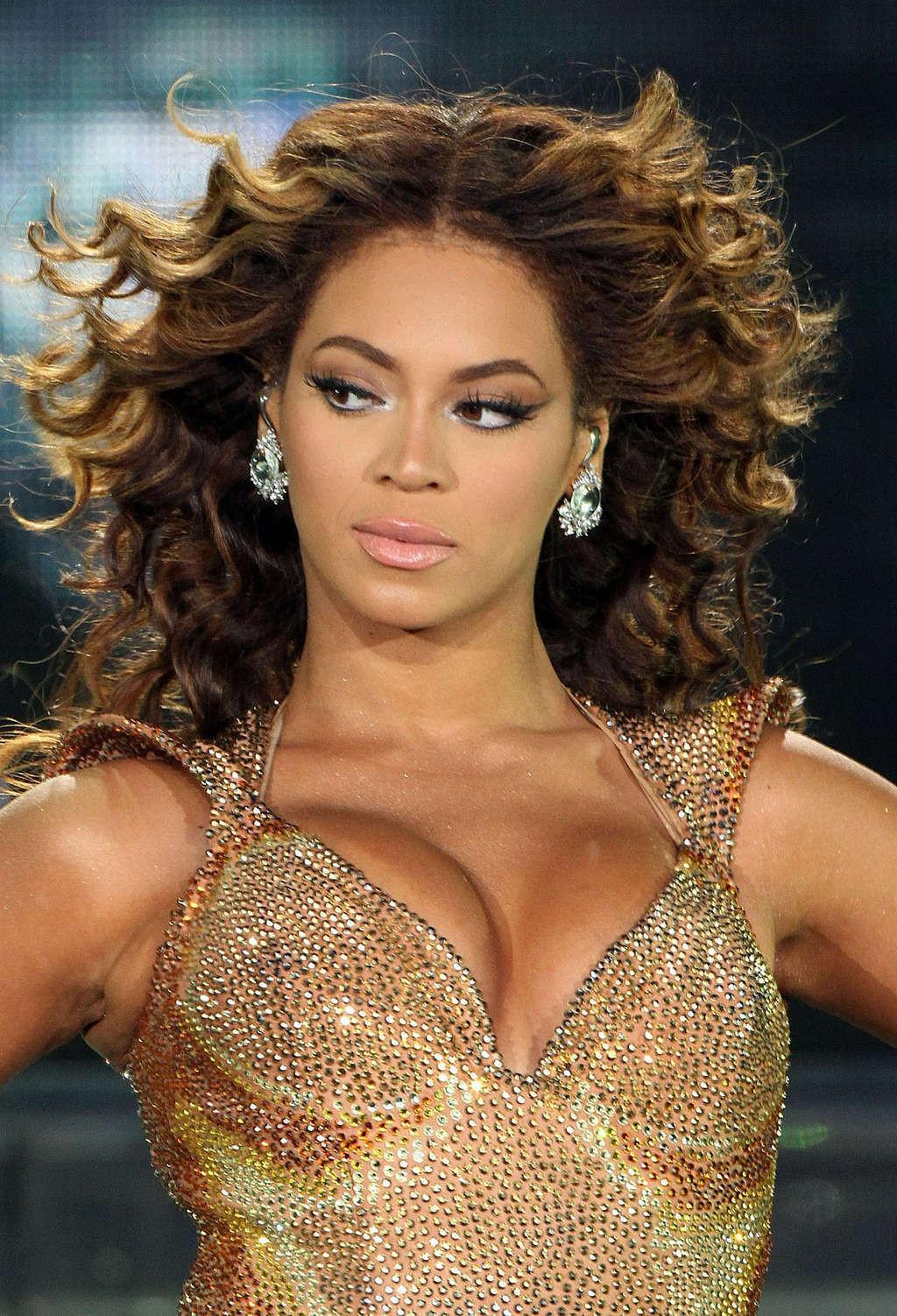 10P Beyonce Knowles exposing her nice shaved pussy upskirt in car paparazzi pictures