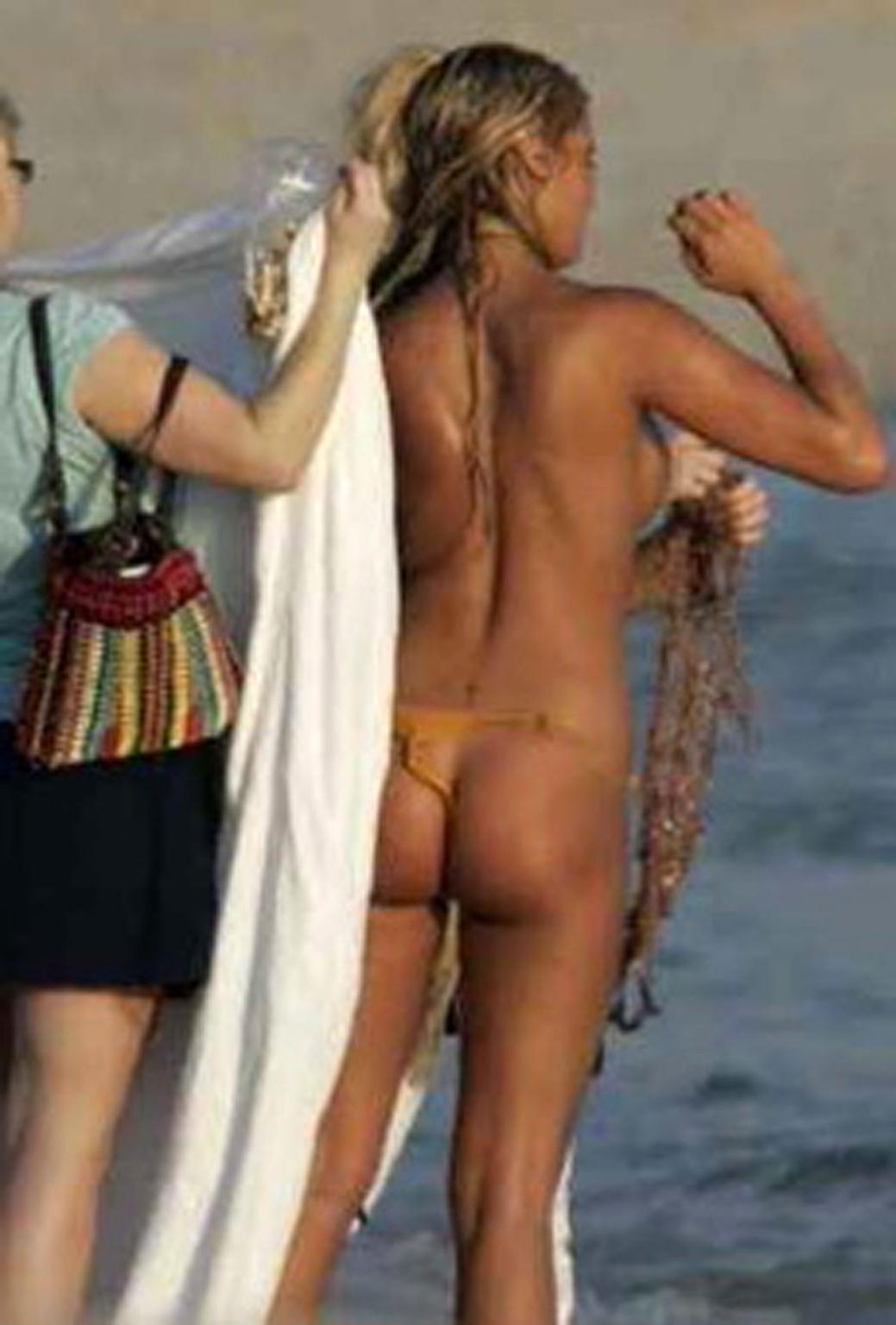 16P Danielle Lloyd showing her amazing hot and perfect body in bikini