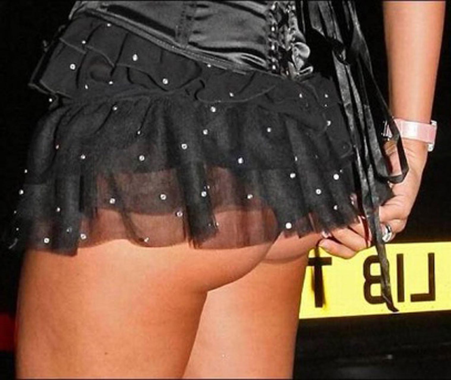 16P Danielle Lloyd showing her amazing hot and perfect body in bikini
