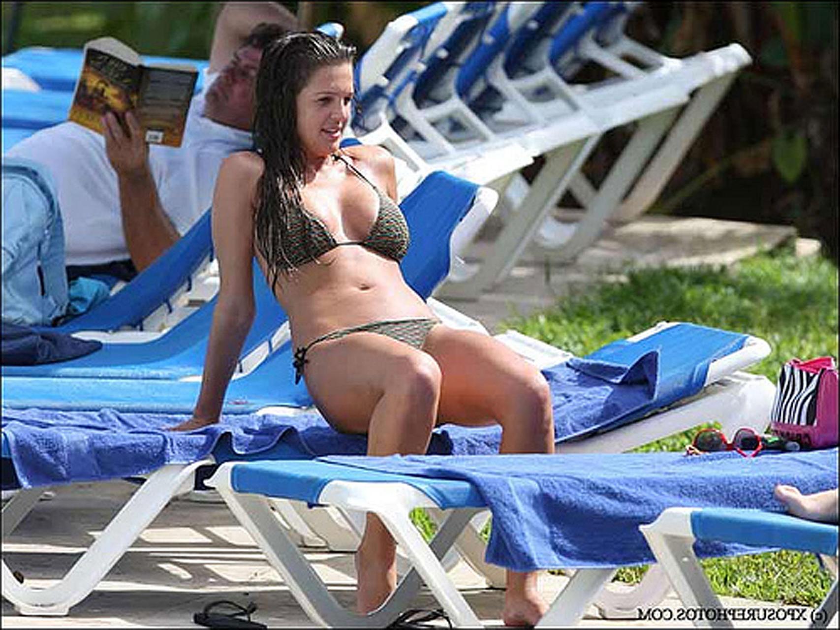 16P Danielle Lloyd showing her amazing hot and perfect body in bikini