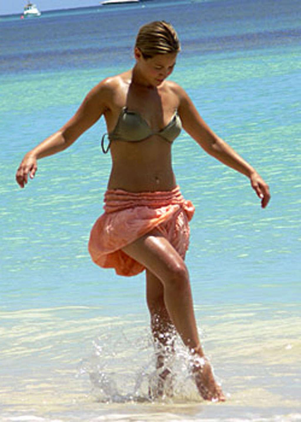 16P Rachel Stevens enjoy the pool and shows her sexy ass and perfect body