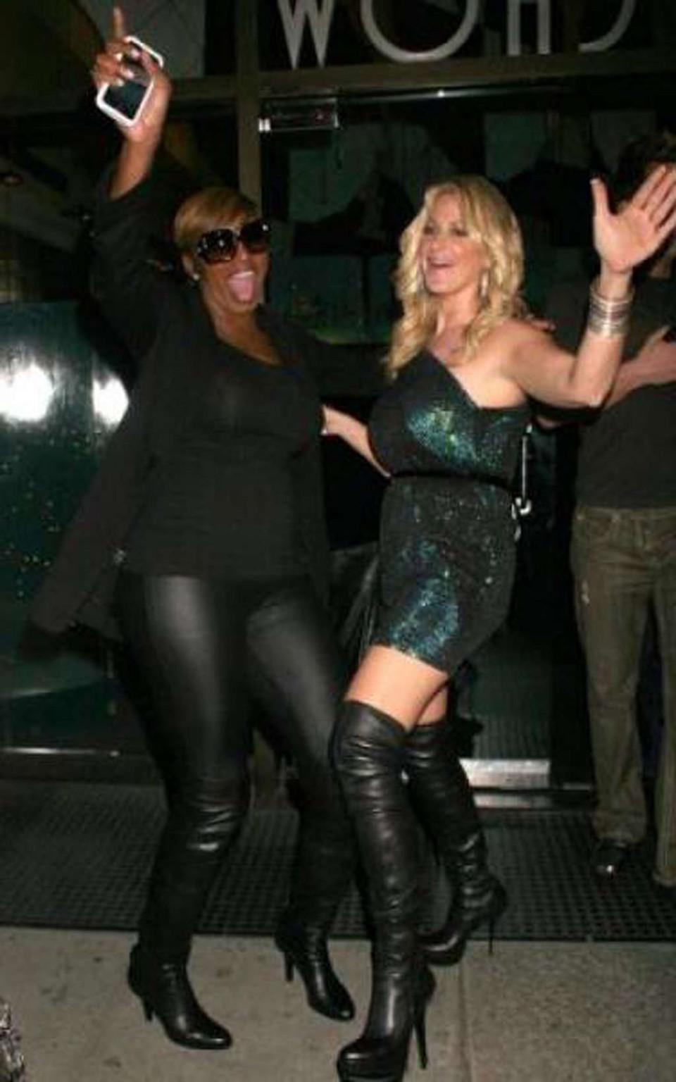 16P Kim Zolciak flashing her nice shaved pussy upskirt in car paparazzi pictures
