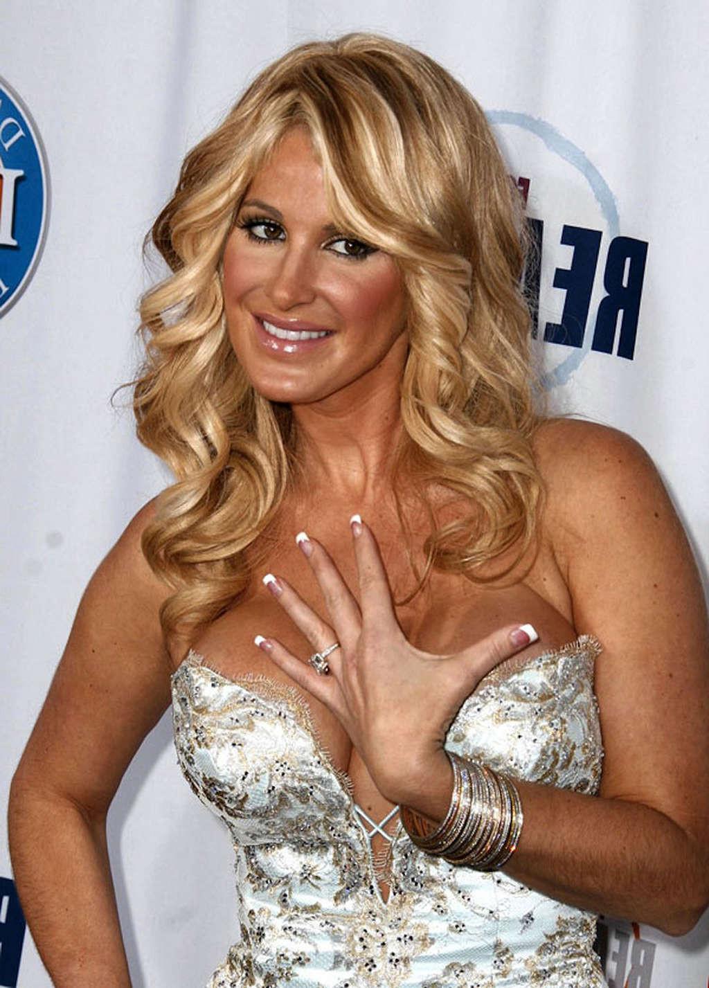 16P Kim Zolciak flashing her nice shaved pussy upskirt in car paparazzi pictures