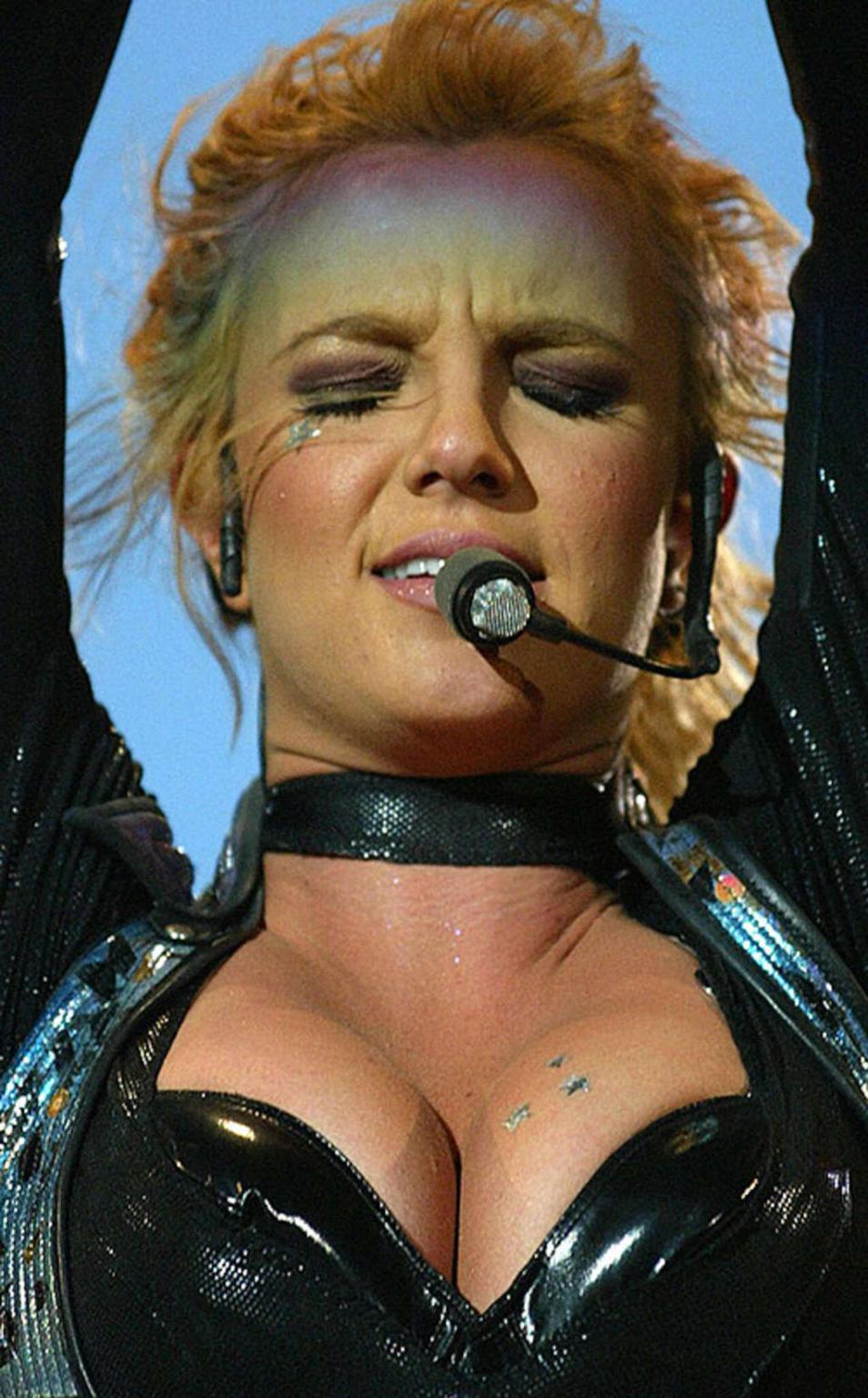10P Britney Spears giving nice blowjob and upskirt in car paparazzi pictures