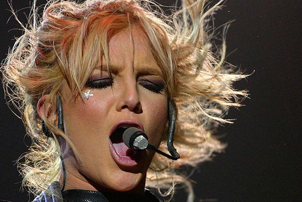 10P Britney Spears giving nice blowjob and upskirt in car paparazzi pictures