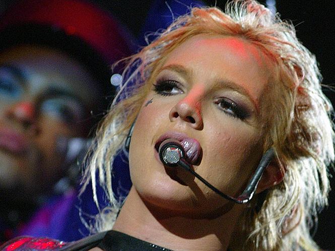 10P Britney Spears giving nice blowjob and upskirt in car paparazzi pictures