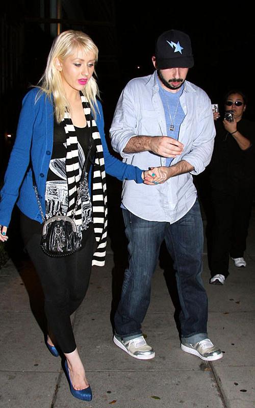10P Christina Aguilera exposing her nice pussy upskirt in car paparazzi pictures and